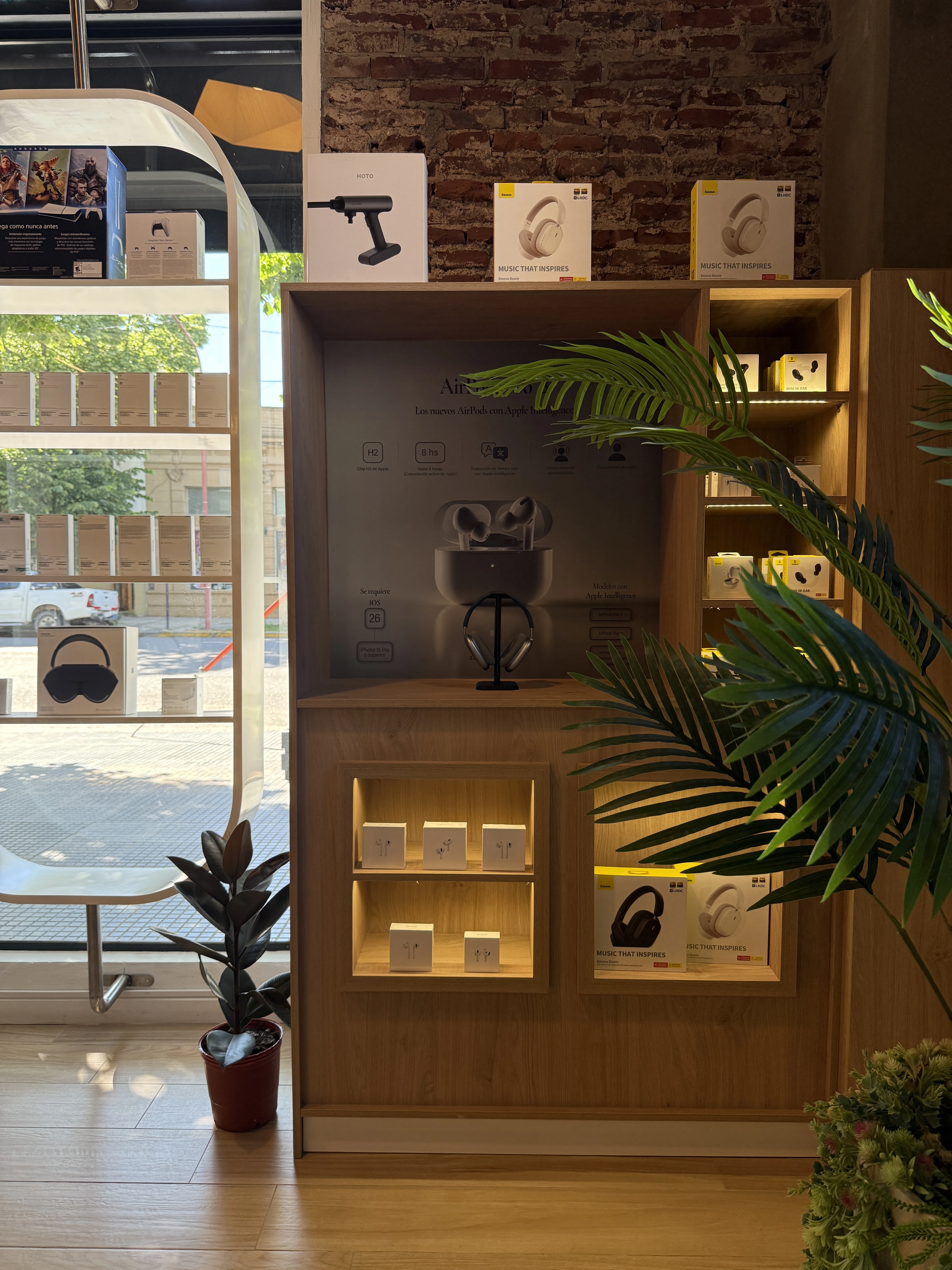 Interior de la sucursal Clics Modernos Azul - Espacio de atención y mesas